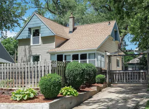 1043 Independence Ave, Waterloo, IA 50703