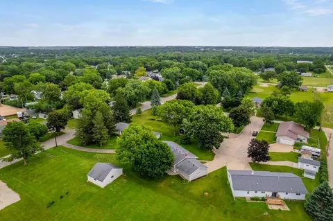 2 Riden Cir, Charles City, IA 50616