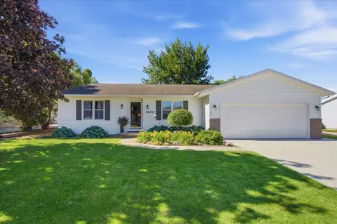 2208 Oxford Ln, Cedar Falls, IA 50613