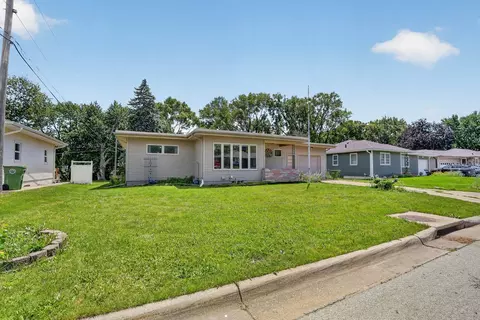 2525 Saratoga, Waterloo, IA 50702