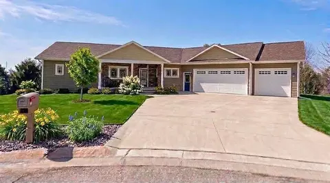 107 Ranchview Ct, Decorah, IA 52101