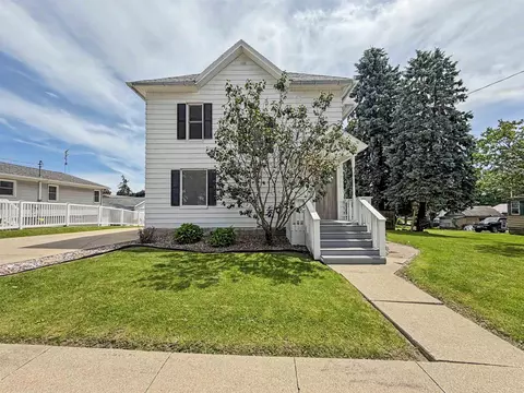 104 SW 5th St, Waukon, IA 52172