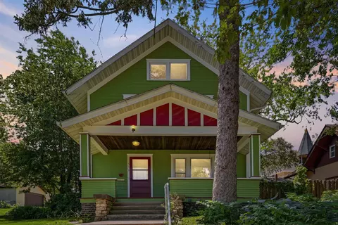 516 W 11th St, Cedar Falls, IA 50613