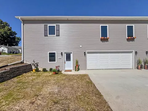 202 NW 3rd St, Waukon, IA 52172