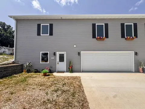 202 NW 3rd St, Waukon, IA 52172