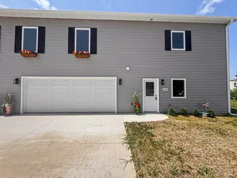 204 NW 3rd St, Waukon, IA 52172