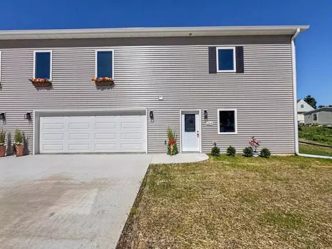 204 NW 3rd St, Waukon, IA 52172