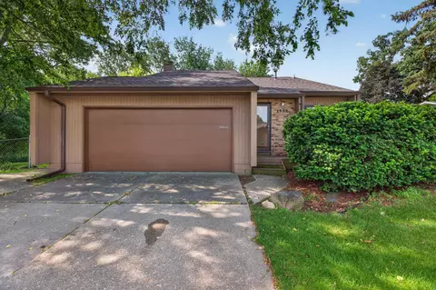 1925 Wembley Rd, Waterloo, IA 50701