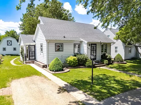 406 S Canfield St, Dunkerton, IA 50626