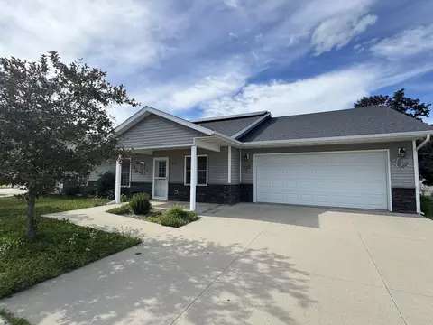 813 Parkside Ln, Charles City, IA 50616