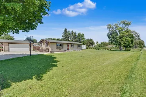 6160 W Mt Vernon Rd, Cedar Falls, IA 50613