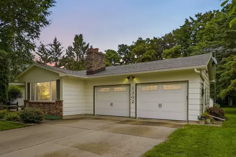1302 Round Horn St, Waverly, IA 50677