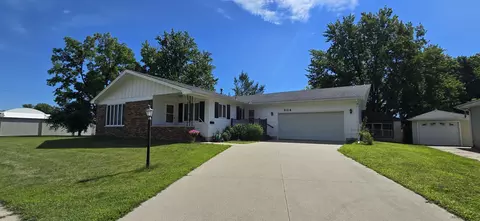 604 Hildreth St, Charles City, IA 50616