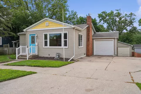 1016 W 2nd St, Cedar Falls, IA 50613
