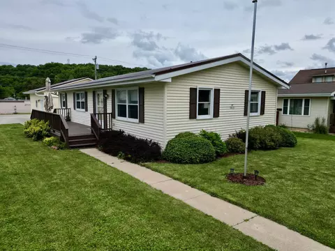 1013 Mechanic St, Decorah, IA 52101