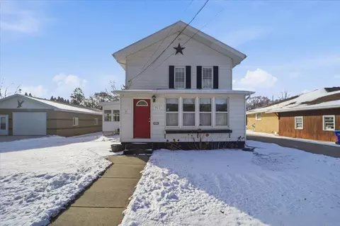 711 SW 6th St, Independence, IA 50644