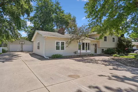 5809 Foulk Rd, Waterloo, IA 50702