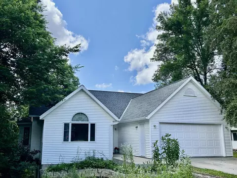 903 Ridge Rd, Decorah, IA 52101