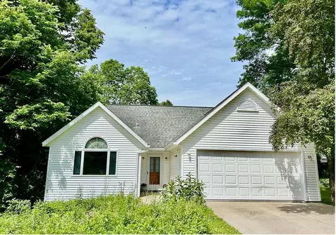 903 Ridge Rd, Decorah, IA 52101