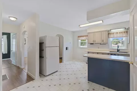 Entry Way - 1445 E Mitchell Ave, Waterloo, IA 50702 photo 2 of 3