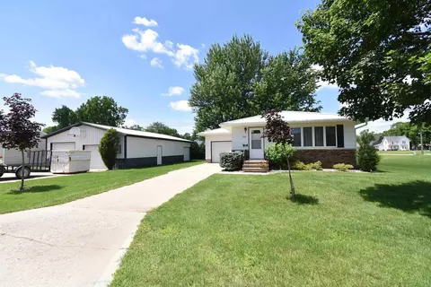 908 1st Ave S E, Oelwein, IA 50662