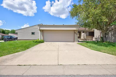 1026 Prairie Meadow Ct, Waterloo, IA 50701