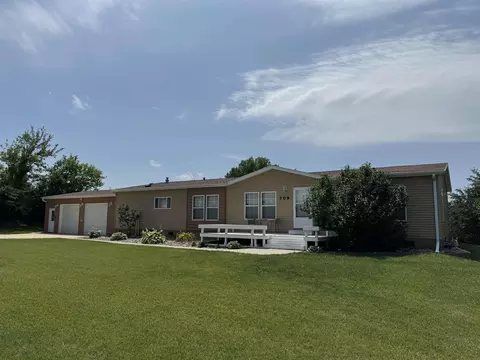 709 6th St, Parkersburg, IA 50665