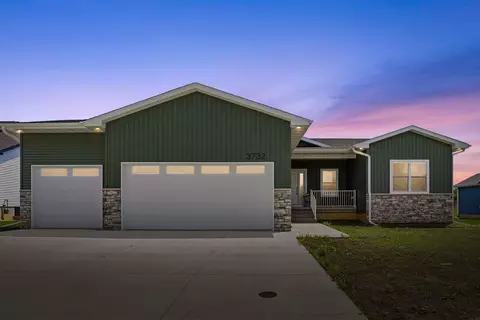 3732 Broomfield Dr, Cedar Falls, IA 50613