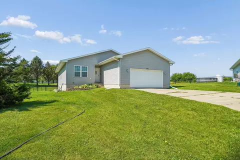 5685 Summerland Dr, Waterloo, IA 50701
