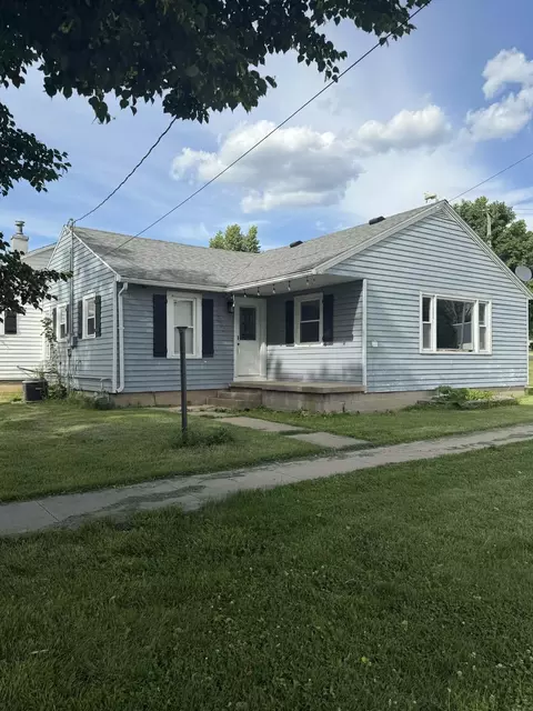 313 W Spring St, Strawberry Point, IA 52076