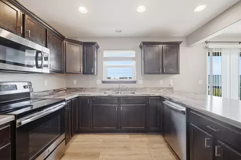 Kitchen - 1615 Darby Dr, Waterloo, IA 50702 photo 2 of 2