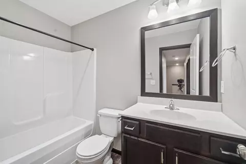 Bath - 1615 Darby Dr, Waterloo, IA 50702 photo 3 of 3