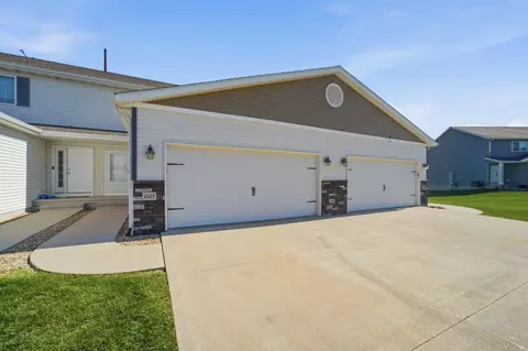 1615 Darby Dr, Waterloo, IA 50702