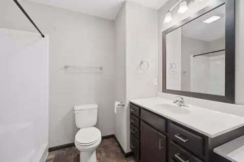 Bath - 1615 Darby Dr, Waterloo, IA 50702 photo 2 of 3