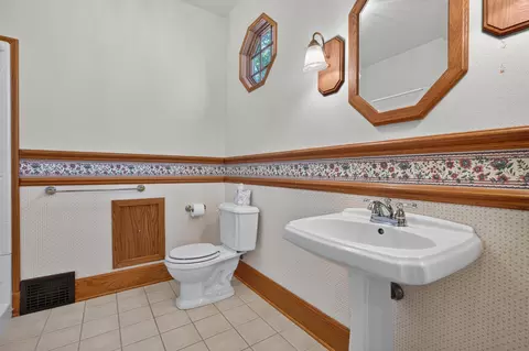 Bath - 206 S Hackett Rd, Waterloo, IA 50701 photo 1 of 3