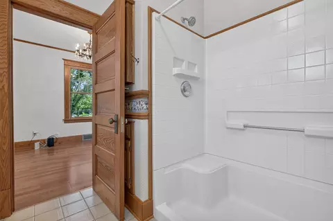Bath - 206 S Hackett Rd, Waterloo, IA 50701 photo 2 of 3
