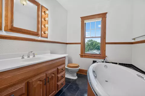 Bath - 206 S Hackett Rd, Waterloo, IA 50701 photo 3 of 3
