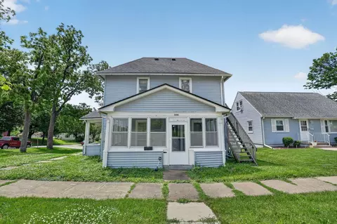 706 W 12th St, Cedar Falls, IA 50613