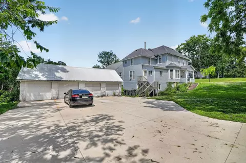 706 W 12th St, Cedar Falls, IA 50613