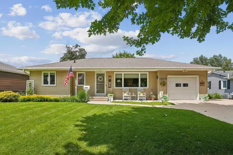 1515 W 8th St, Cedar Falls, IA 50613