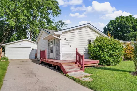 3715 Knoll Ridge Dr, Cedar Falls, IA 50613