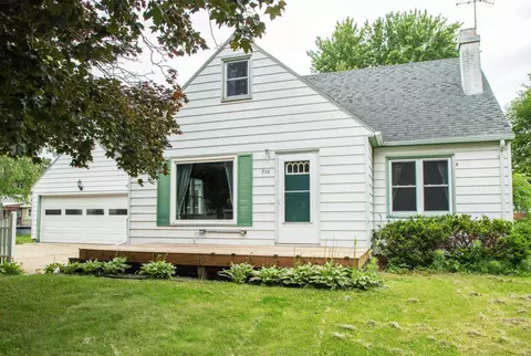916 Harlington Pl, Waverly, IA 50677