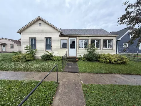 202 E Henry St, Calmar, IA 52132