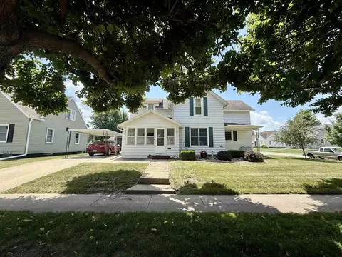 810 3rd St, Reinbeck, IA 50669