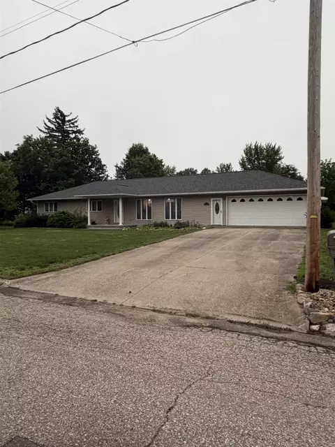 906 Iowa St, Dysart, IA 52224