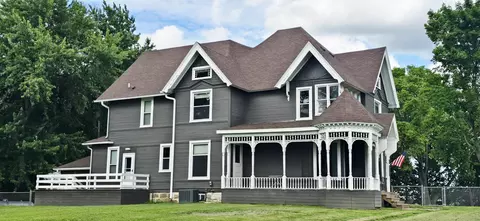 1862 Timber Ave, Charles City, IA 50616
