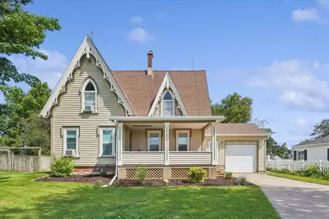 403 W Main St, Waukon, IA 52172