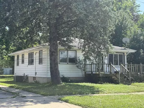 200 16th Ave, Charles City, IA 50616