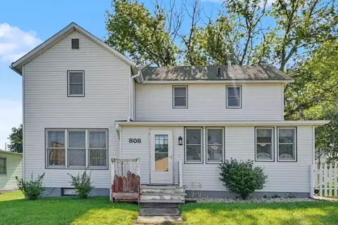 808 5th Ave NE, Independence, IA 50644