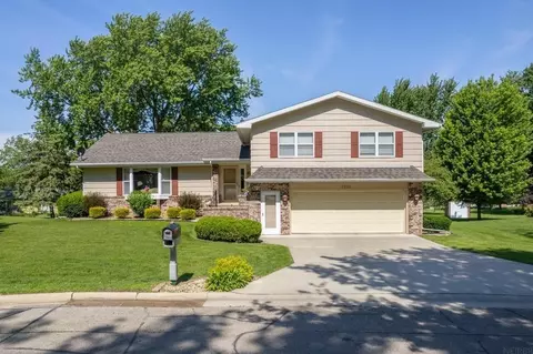 1202 Ellis Dr, Charles City, IA 50616